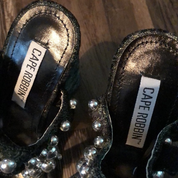 Cape Robbin black/greenish gold velvet sandals with silver beads size 6M - Picture 2 of 8